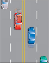 une route à quatre voies munie de doubles lignes jaunes continues pour les véhicules circulant en sens inverse et de lignes blanches discontinues pour les véhicules circulant dans la même direction