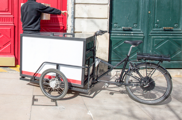 Tricycle inversé avec boîte de transport fermée à l’avant