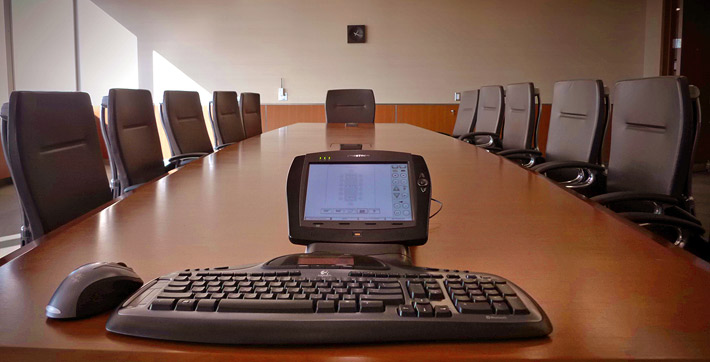 Photo d’un écran tactile et d’une souris et d’un clavier sans fil posés sur la table de la Salle multimédia