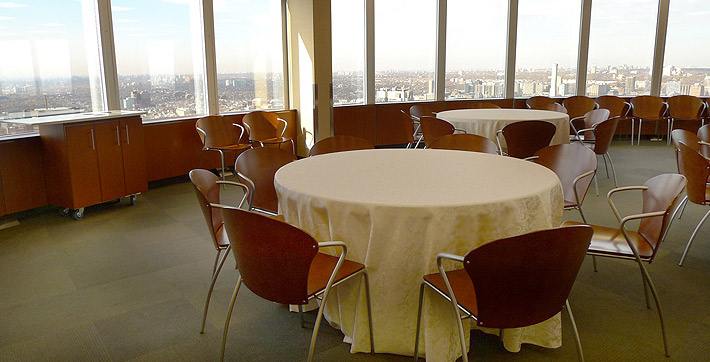 Photo de la Salle de conférence dotée de tables rondes et de draperies blanches arrangées dans un style banquet
