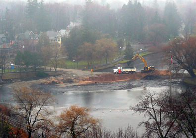 Removing stormwater sediments from Victoria Park Lake