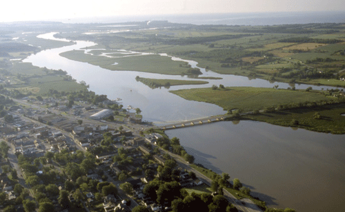 La rivière Grand coulant vers le lac Érié à proximité de Dunnville