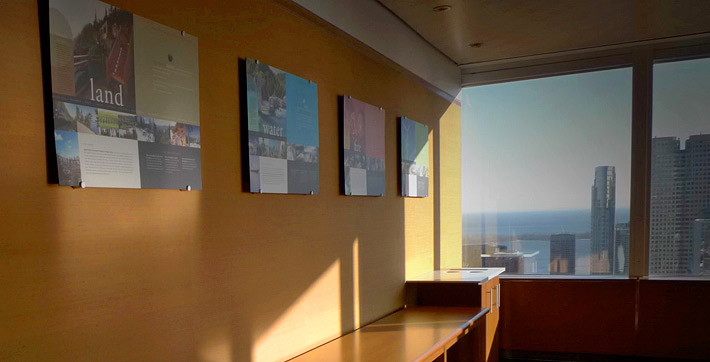 Photo de tableaux représentant diverses industries installés au mur du Salon table ronde