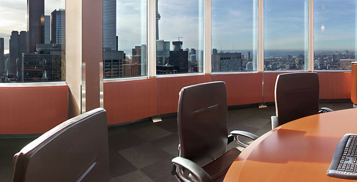 Photo des fenêtres du Salon table ronde offrant une vue sur le district financier de Toronto