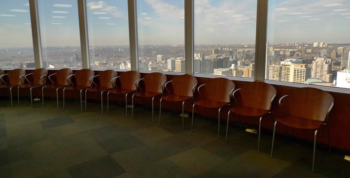 Photo de chaises alignées le long des fenêtres de la Salle de conference
