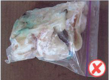 Colour photo of frozen fish fillets forming a block in a transparent package. A red cross inside a circle is shown on the bottom right of the photo to indicate improper packaging.