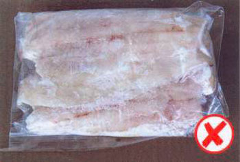 Colour photo of frozen fish fillets without skin in a transparent package. A red cross inside a circle is shown on the bottom right of the photo to indicate improper packaging since the species cannot be identified and numbers cannot be counted.