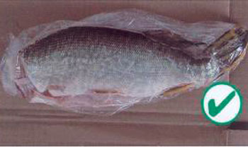 Colour photo of pike fillets in a transparent package. A green checkmark inside a circle is shown on the bottom right of the photo to indicate that it is properly packaged.