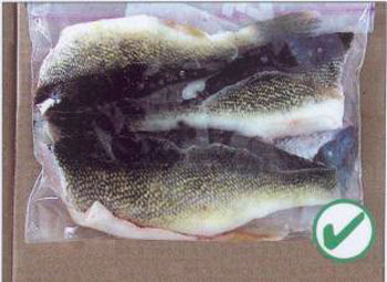 Colour photo of walleye fillets with whole skin in a transparent package. A green checkmark inside a circle is shown on the bottom right of the photo to indicate that it is properly packaged.