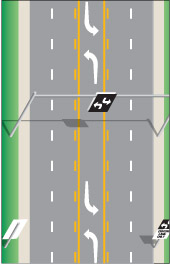 une intersection munie de voies de virage à gauche indiquées sur la chaussée