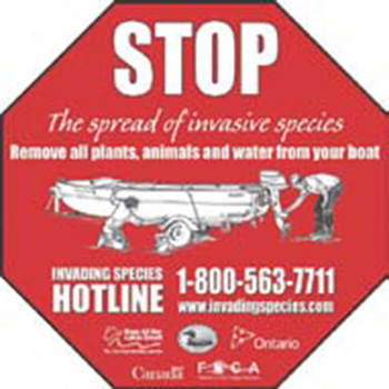 A colour image of a sign to warn boaters about invasive species.