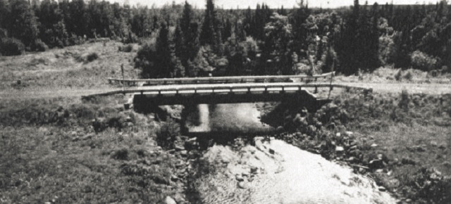 Black and white photo of a bridge.