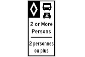 un panneau annonçant une voie réservée aux véhicules multioccupants