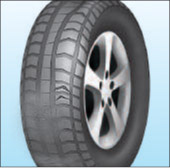 un pneu avec des boursoufflures, des fissures et des signes d’usure