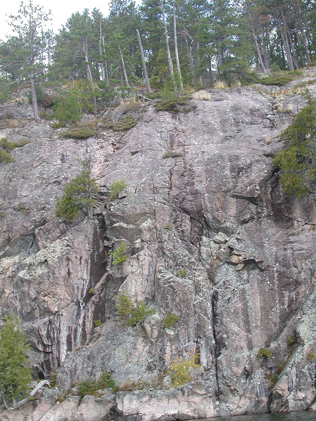 This photo shows Large, rocky cliff found on the shore of Mozhabong Lake.