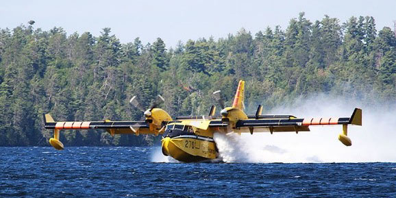 Bombardier à eau Canadair CL–415