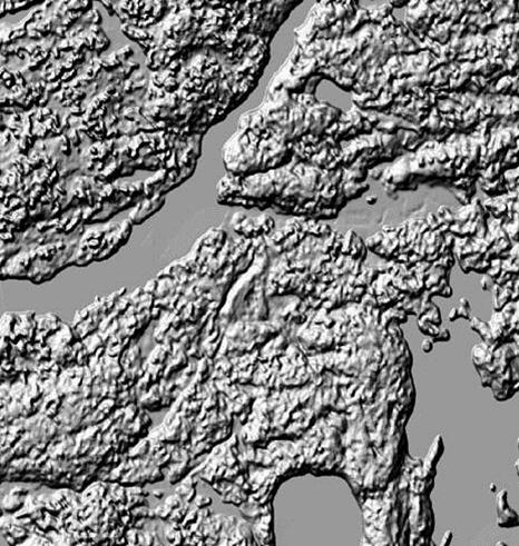 Produit du modèle numérique de terrain donnant un aperçu détaillé du territoire en illustrant l’élévation de la terre, des routes, des lacs, des arbres, des régions urbaines et des zones résidentielles.