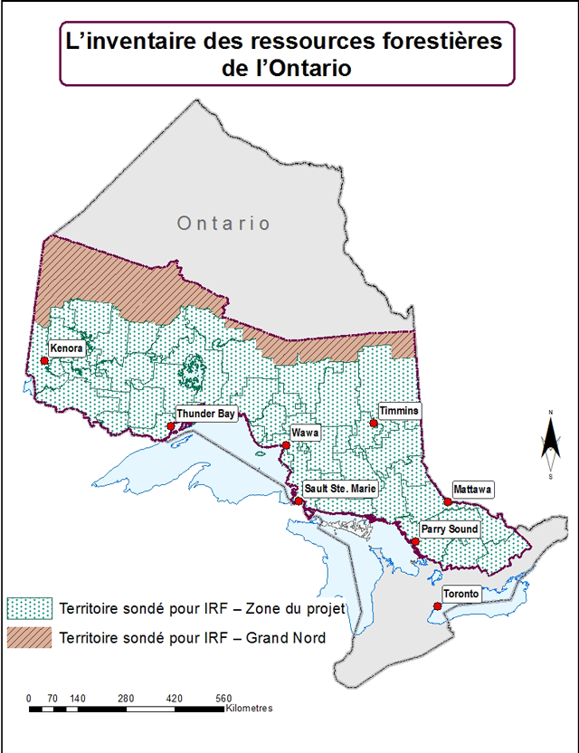 Carte de l’Inventaire amélioré des ressources forestières de l’Ontario. Les zones marquées de croix vertes représentent le territoire sondé pour la zone du projet d’inventaire des ressources forestières et les zones en rouge avec lignes diagonales rouges représentent la zone Grand Nord de l’inventaire des ressources forestières.