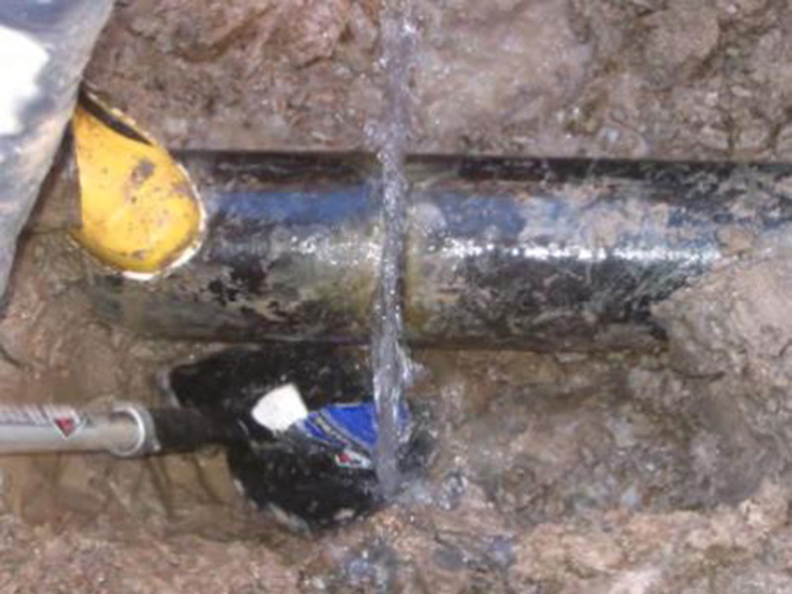 Figure 1: An image that shows circumferential watermain break with flow maintained until after an air gap was created.