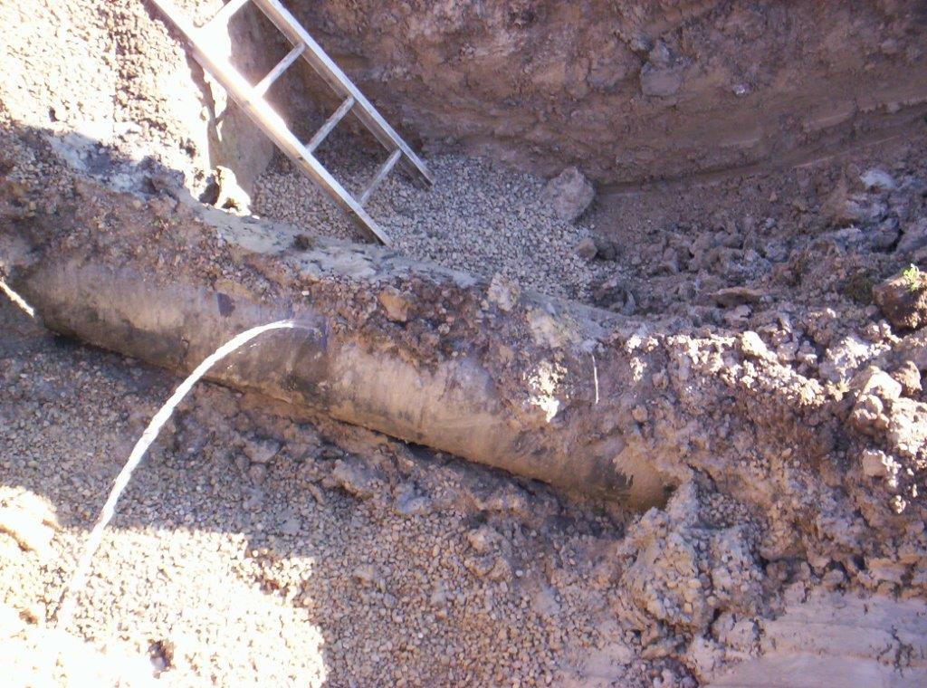Photo showing Corrosion hole leak in a watermain with flow maintained until after an Air Gap was established
