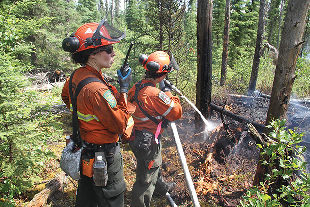 Photo des effectifs du Programme de garde-feux du ministère des Richesses naturelles à l’extrémité du feu 74 de 2001, dans le district de Red Lake.