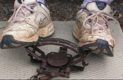 Place the balls of your feet on the ends of the trap springs. 