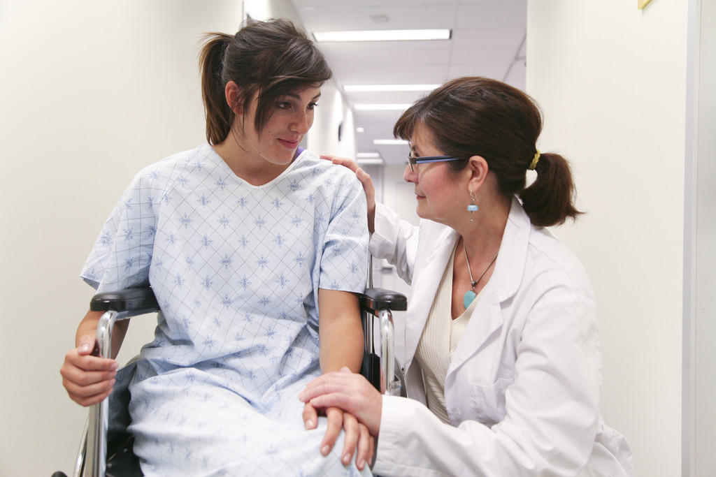 Une femme parle à un médecin