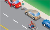 Illustration montrant un motocycliste qui circule à une distance sécuritaire des voitures stationnées et de celles qui sortent des stationnements.