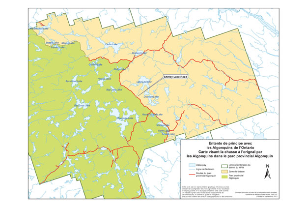 Entente de principe proposée avec les Algonquins de l’Ontario – Carte visant la chasse à l’original par les Algonquins dans le parc provincial Algonquin. La carte comprend une légende montrant les plans d’eau, les cours d’eau, les routes du parc provincial Algonquin, les limites territoriales du district du MRN, la zone de chasse et le parc provincial Algonquin.