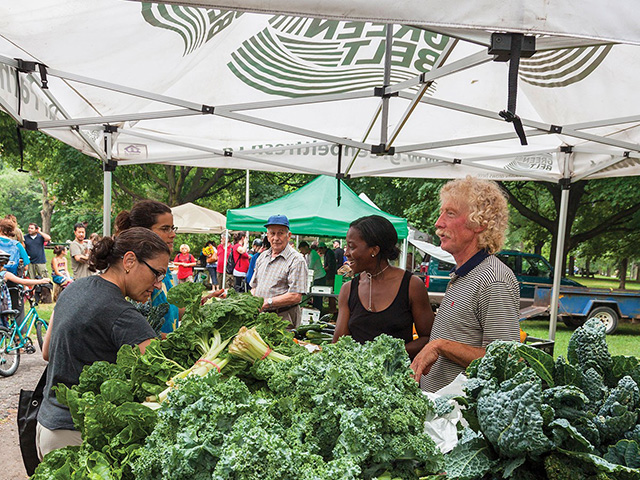 Photo d’un marché de producteurs locaux vendant des légumes cultivés en Ontario.