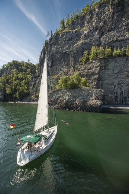 Photographie d'un bateau à voile à Thunder Bay