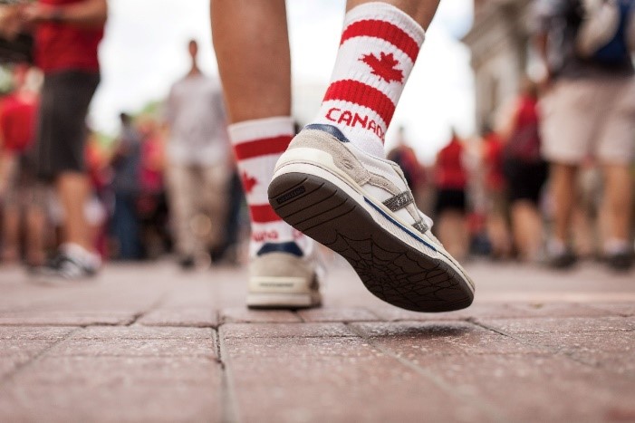 Photographie d'une personne marchant dans une rue piétonnière à Ottawa