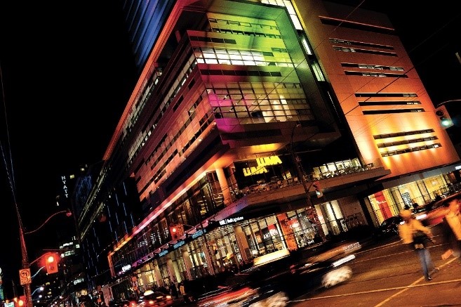 Photographie d'un immeuble à Toronto vue de nuit