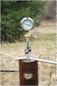 picture of a manometer and pressure gauge under flowing conditions