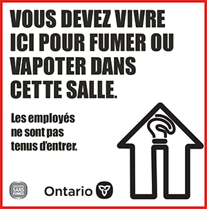 Illustration d'une maison avec une cigarette qui brûle à l'intérieur et le texte suivant : « Vous devez vivre ici pour vapoter ou fumer dans cette salle. Les employés n'ont pas le droit d'entrer. » Porte les logos de l'Ontario et d'Ontario sans fumée.