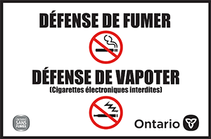 Les mots « INTERDIT DE FUMER » au-dessus d'une illustration d'une cigarette noire avec de la fumée qui en sort dans un cercle rouge traversé d'une ligne, et les mots « INTERDIT DE VAPOTER » au-dessus d'une illustration d'une cigarette électronique avec de la vapeur qui en sort dans un cercle rouge traversé d'une ligne. Porte les logos de l'Ontario et d'Ontario sans fumée. 