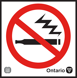 Illustration d'une cigarette électronique avec de la vapeur qui en sort dans un cercle rouge traversé d'une ligne. Porte les logos de l'Ontario et d'Ontario sans fumée. 