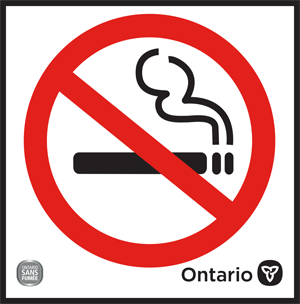 Illustration d'une cigarette noire avec de la fumée qui en sort dans un cercle rouge traversé d'une ligne. Porte les logos de l'Ontario et d'Ontario sans fumée. 