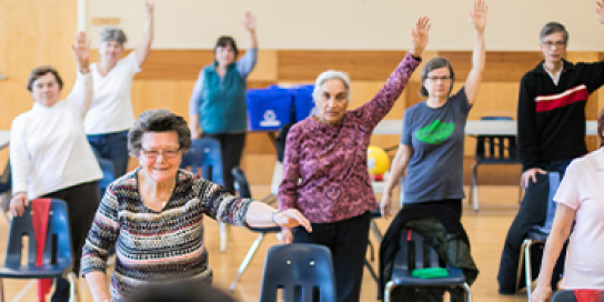 Un groupe de personnes âgées qui participent à un cours dans un Centre de vie active pour personnes âgées en Ontario.