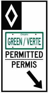 Panneau indiquant l'accès aux VMO autorisée pour le conducteur avec des plaques vertes