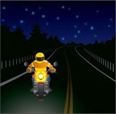 Illustration d'un motocycliste conduisant le soir.