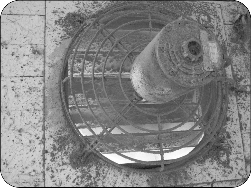 Gros plan d'un ventilateur nécessitant un nettoyage.