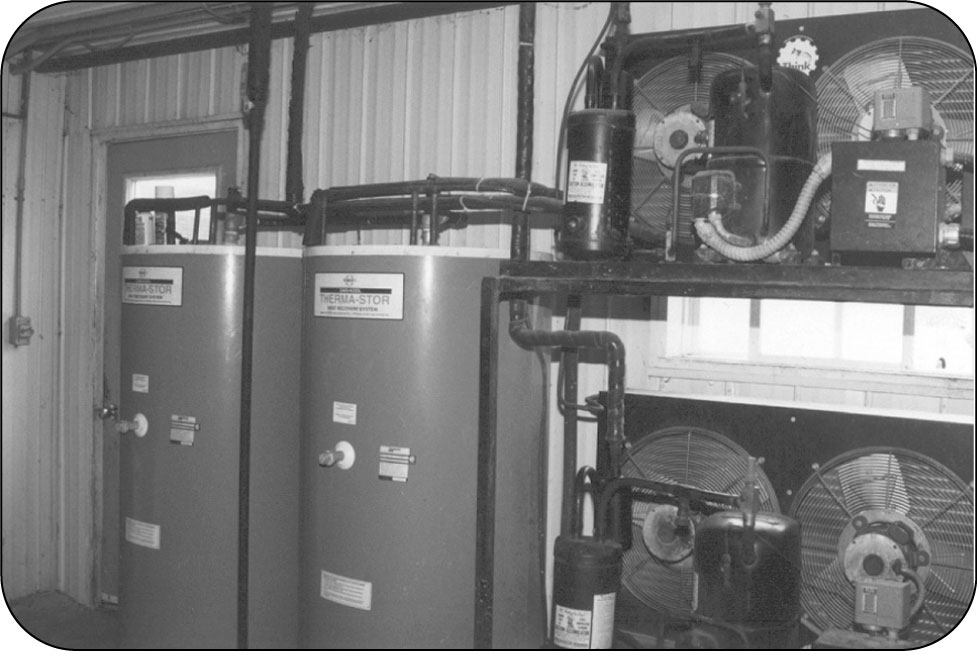 Photo d'un récupérateur de chaleur et de compresseurs dans une laiterie de ferme.