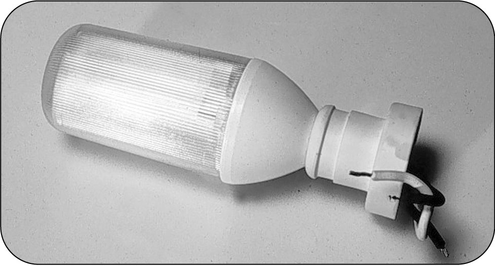 Photo d'un appareil d'éclairage résistant à l'humidité, comportant une lampe fluorescente compacte de 18 W.