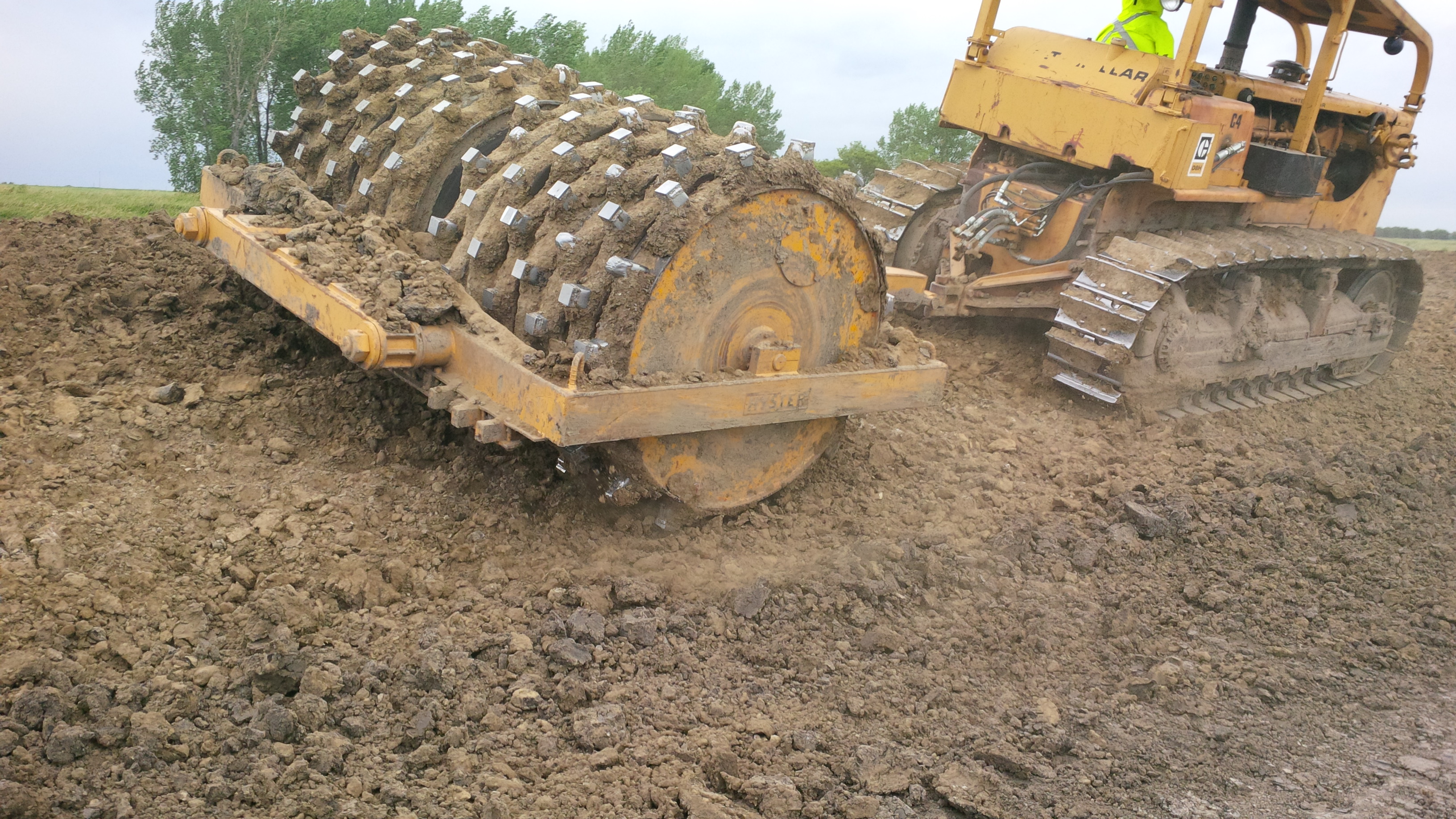 Compactage du sol à l’aide d’un rouleau à pieds de mouton