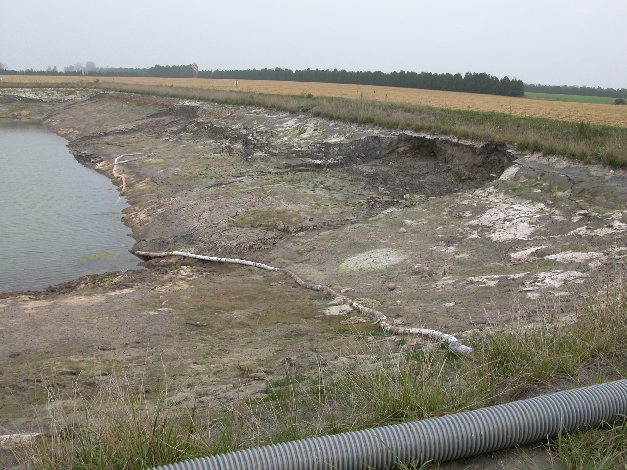 Failure and collapse of the interior bank of the reservoir