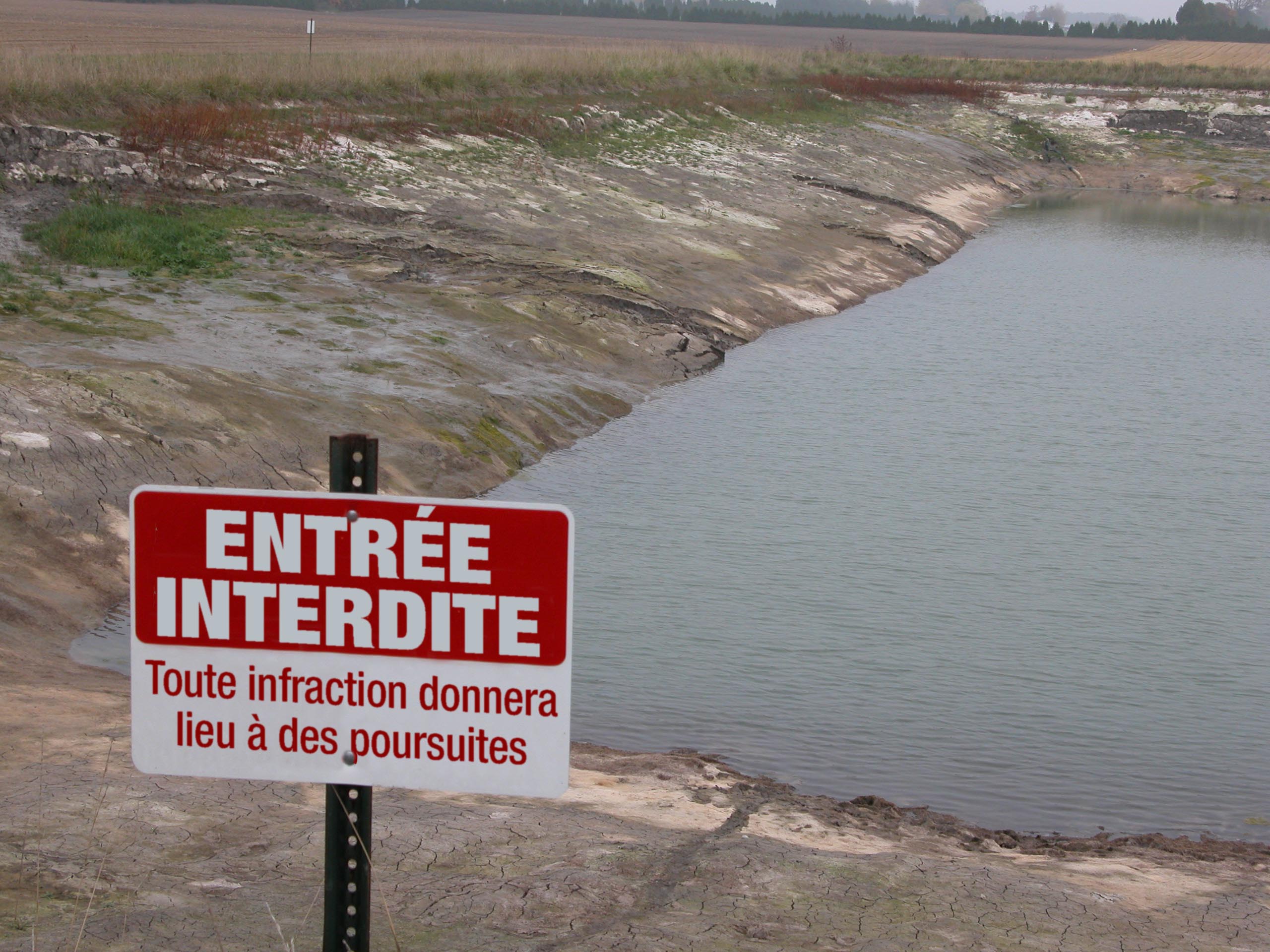 Panonceau interdisant l’accès à un réservoir