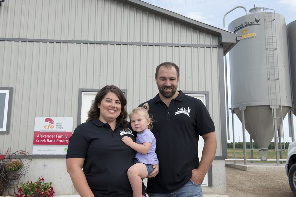 Photo d’Orrie, Courtney et Leah Alexander, des éleveurs de poulets multigénérationnels qui ont participé à la campagne « Chicken as Usual ».