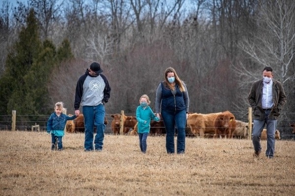 Photo de Kate, Brodie, Kinley, Kerry Gross et Greg Rickford, député de Kenora-Rainy River, au KB Ranch.