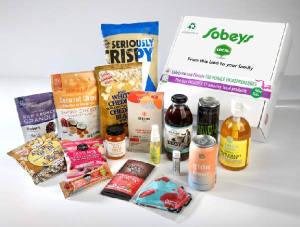 Image de la « Fab Female Box » de Sobeys, remplie de produits provenant d’entreprises ontariennes fondées par des femmes afin de célébrer les femmes entrepreneures locales.